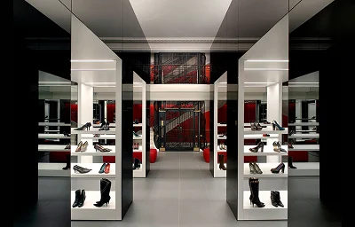 Luxury shoe store interior with mirrored shelving - Small Space Design Solutions